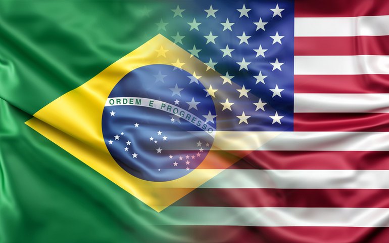 Brasil e EUA fazem exercício de guerra com blindados e munições reais