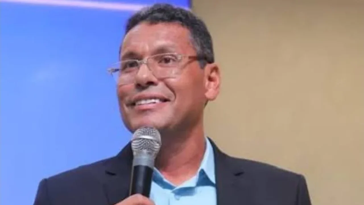 Pastor em Delmiro, salário em Maceió: folha aponta jornada de 40 horas a 290 km de distância na prefeitura de JHC/Cunha
