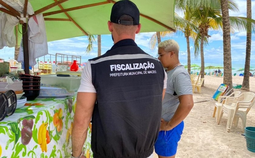 Ação integrada orienta ambulantes na faixa de areia da orla marítima de Maceió