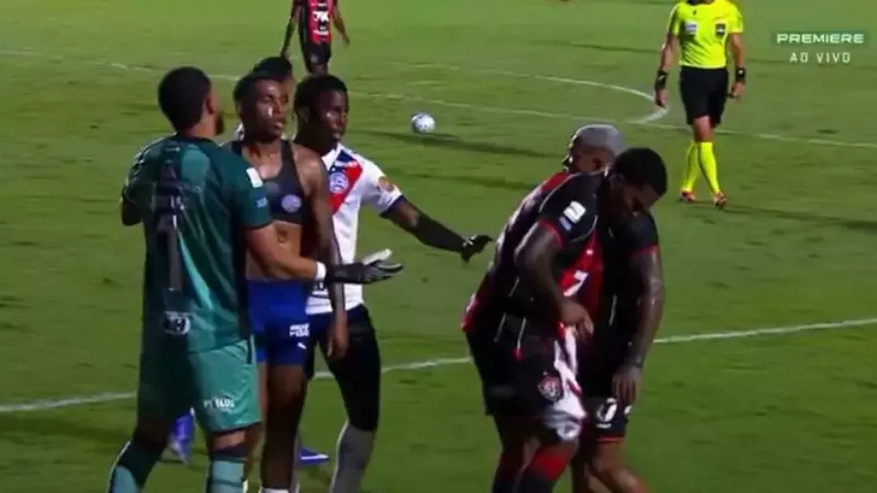 Zagueiro do Vitória perde a cabeça após gol do Bahia e rasga camisa de Jean Lucas