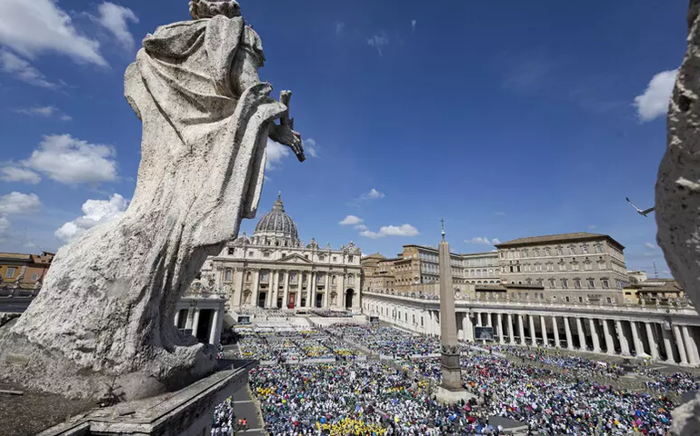 200 mil fiéis tomam Praça São Pedro em missa dedicada ao Papa