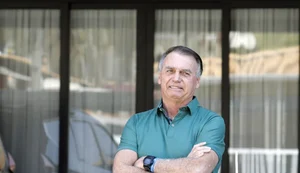 Condenado por tentativa de golpe, Bolsonaro cumpre pena em prisão domiciliar