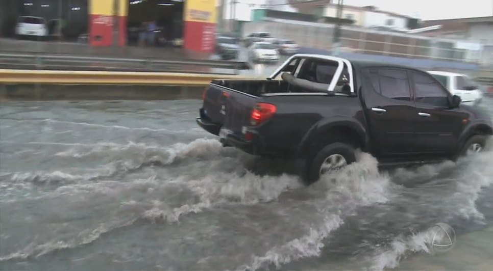 Fortes chuvas causam transtornos em diferentes bairros da capital 