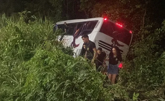 Ônibus que transportava estudantes caiu em ribanceira na AL-101 Sul, em Marechal Deodoro
