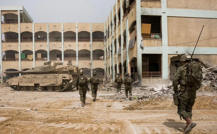 Caminhão invade ponto de ônibus e deixa 35 feridos perto de base militar em Israel