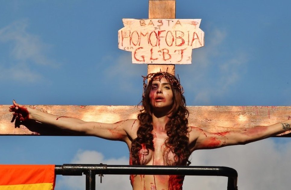 CNBB divulga nota contra transexual crucificado