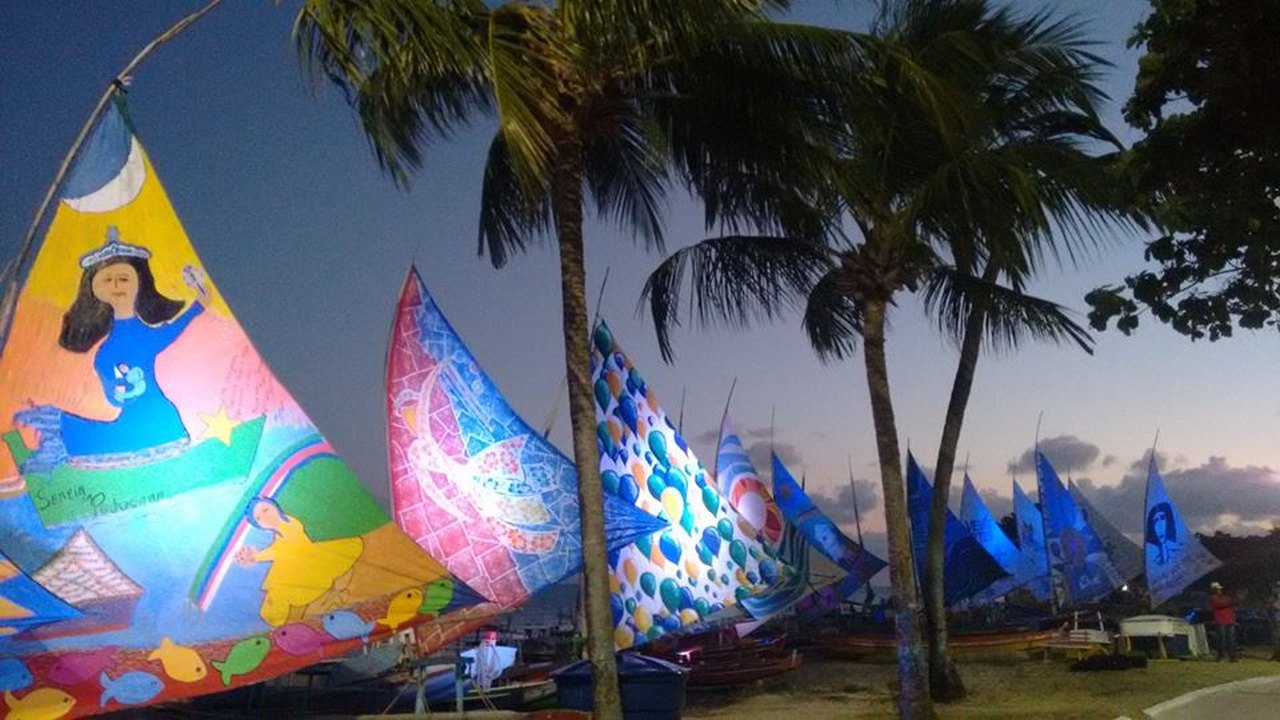 Jangadas vão ao mar da Pajuçara com velas pintadas por artistas da terra