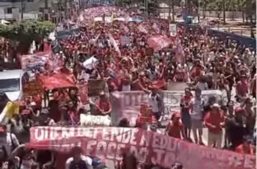 Manifestantes realizam ato em apoio à reeleição de Lula na orla de Maceió
