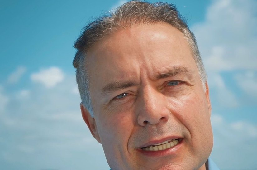 “Não preciso aumentar meu músculo por IA”, diz Renan Filho ao defender comparação entre gestões