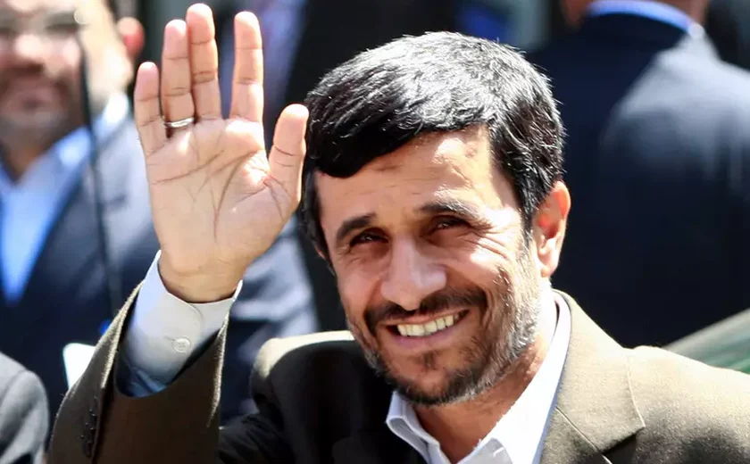 Ex-presidente do Irã, Ahmadinejad, se registra como candidato para eleições presidenciais