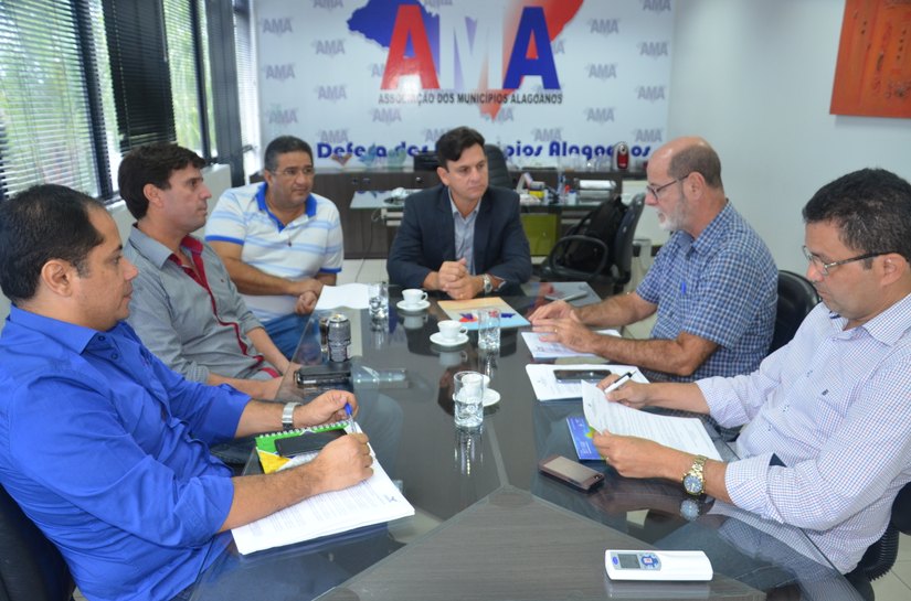 AMA, CONISUL e COSEMS debatem saúde e convocam Prefeitos e Estado