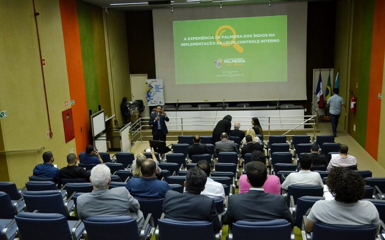 Júlio Cezar ministra palestra sobre Lei de Controle Interno, em Maceió