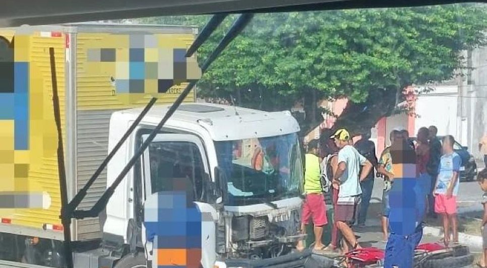 Acidente envolvendo três veículos deixa duas pessoas feridas