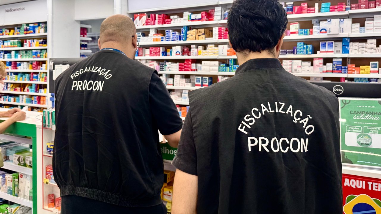 Procon Maceió fiscaliza farmácias e encontra produtos vencidos e ausência de farmacêuticos