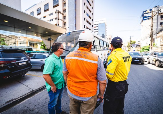 Defesa Civil realiza inspeção em hotel que pegou fogo no bairro Pajuçara, em Maceió