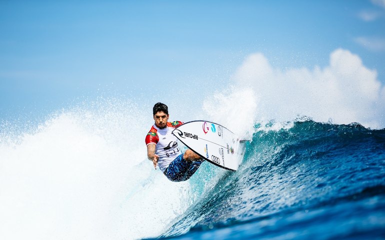 Medina defende o País nas quartas em Portugal em dia com eliminação de 6 surfistas brasileiros