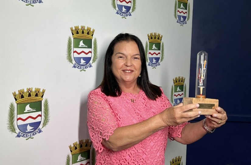 Fátima Canuto recebe prêmio Mulheres Guerreiras, na Câmara de Maceió