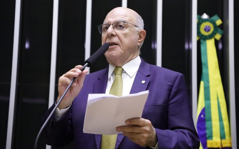 Relator adia para 4 de maio parecer de projeto sobre minerais críticos