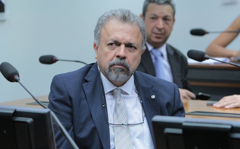 Governo Biden anuncia US$ 13 bilhões para expansão da rede elétrica dos EUA