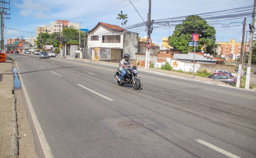 Obras de reparo asfáltico interdita trecho da Avenida Gustavo Paiva