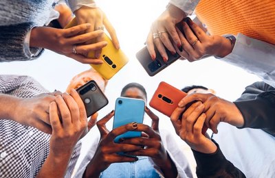 Neuropsicóloga explica o medo de ficar sem celular e os riscos causados pelo vício