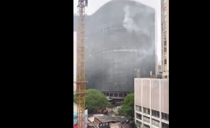 De acordo com os bombeiros, nove viaturas foram para o combate ao fogo no edifício icônico