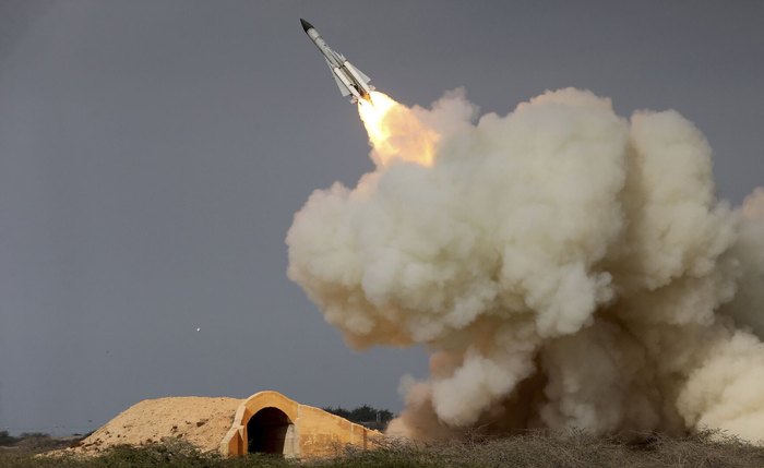 Irã lança novo míssil balístico com alcance de 1.200 km em meio às tensões com Israel Irã lança novo míssil balístico com alcance de 1.200 km em meio às tensões com Israel