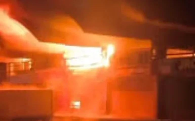 Incêndio de grandes proporções atinge Ceasa, em Irajá, na Zona Norte do Rio