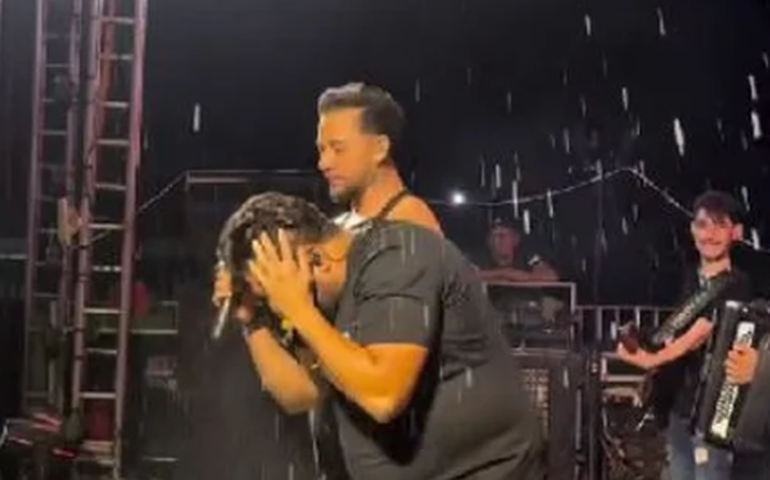 Vocalista da Banda Mala 100 Alça é atingido por lata durante show em MT, mas passa bem e perdoa agressor