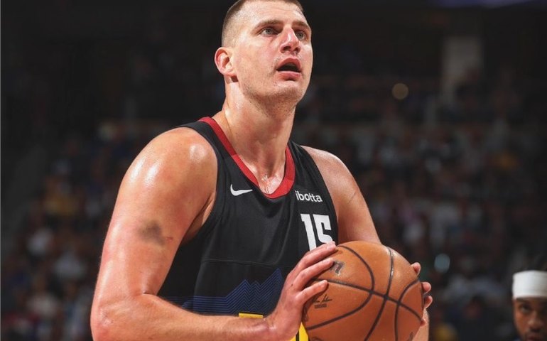 Jokic recebe troféu e comanda virada dos Nuggets sobre os Timberwolves na NBA
