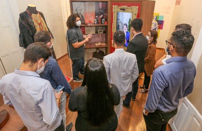 Estudantes de Direito da Pitágoras conhecem acervo do Centro de Cultura e Memória do TJAL