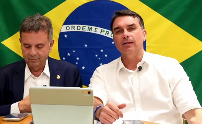 Flávio Bolsonaro confirmou apoio a Arthur Lira e citou Marina como candidata ao Senado durante transmissão ao vivo.