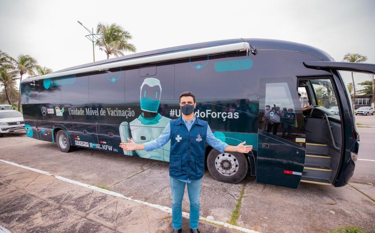 Prefeito JHC recebe ônibus da vacina e reforça imunização em Maceió