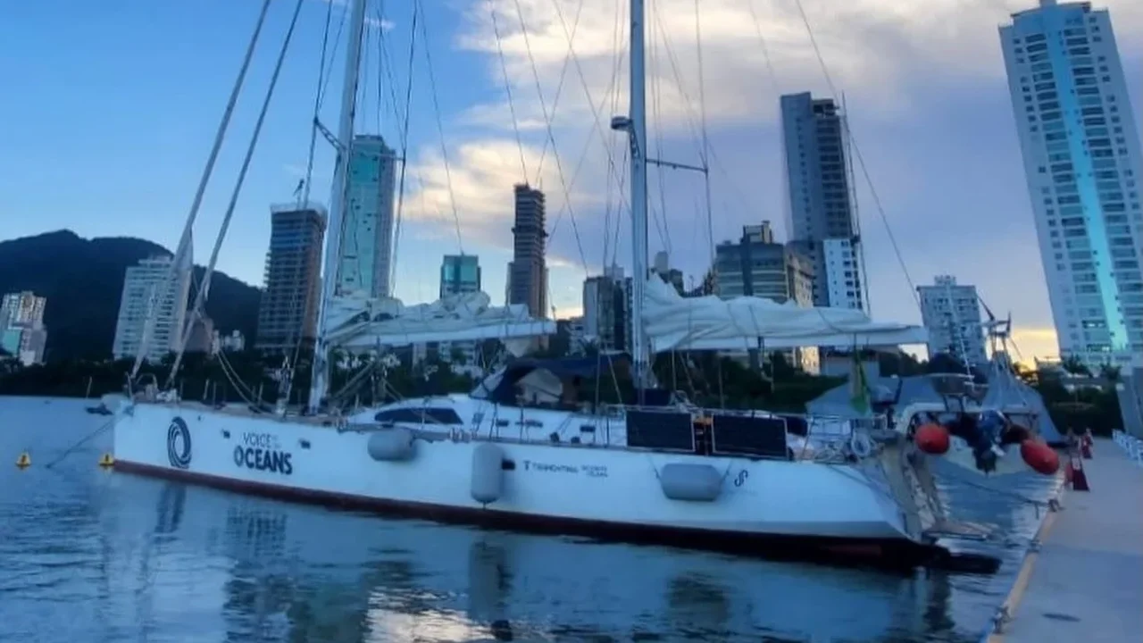 Veleiro Kat retorna à Marina Itajaí após concluir quarta volta ao mundo da Família Schurmann