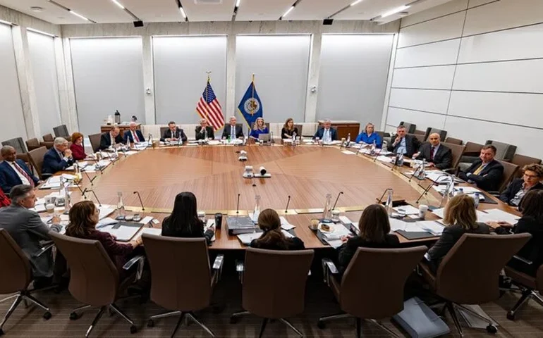 Comitê do Fed diz estar fortemente comprometido a retornar inflação à meta de 2%