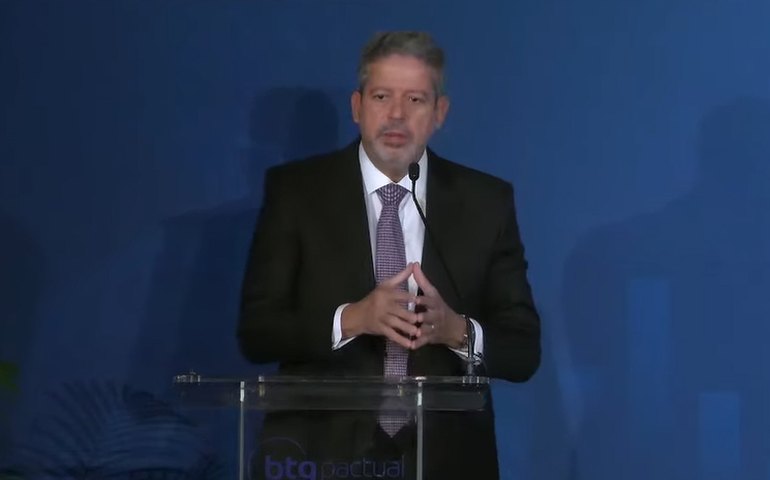 Lira volta a pressionar governo por PL para vender parte das ações da Petrobras