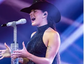 Ana Castela recebe seu Grammy Latino quase dois anos após premiação