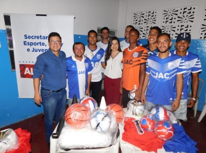 Selaj promove entrega de kits de materiais esportivos em Pão de Açúcar