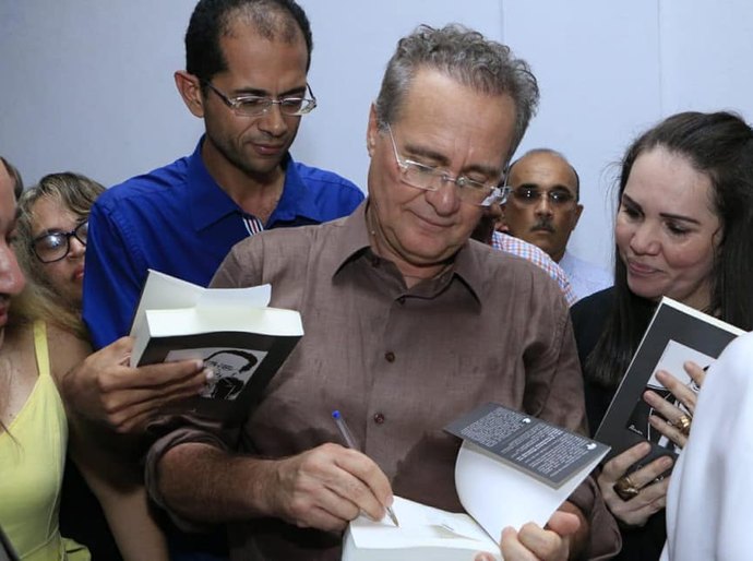 Renan reúne autoridades ao lançar o livro Democracia Digital em Maceió
