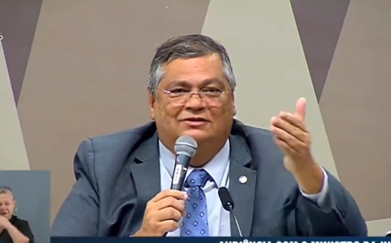 Dino defende buscas da PF contra casal suspeito de hostilizar Alexandre de Moraes