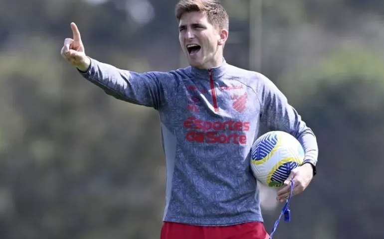 Mal no Brasileiro, Athletico-PR demite o técnico Varini na véspera da decisão da Sul-Americana