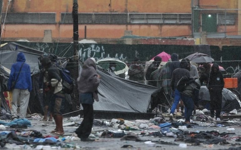 Usuários de drogas da Cracolândia tentam furtar restaurante no centro de SP; um homem foi preso