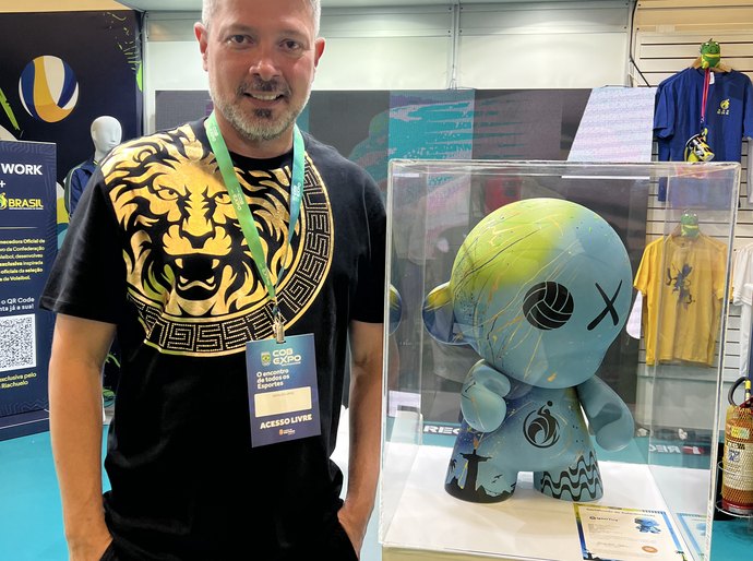 Atletas destaques do vôlei masculino irão receber troféu de toy art produzido por artista alagoano