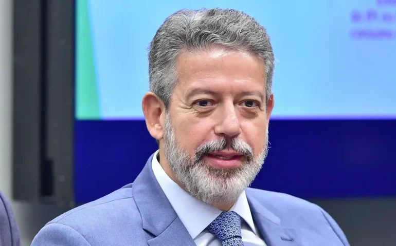 Arthur Lira participa da solenidade no Planalto e é reconhecido por papel central na lei que garante isenção de IR para 15 milhões de brasileiros