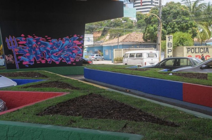 Revitalização leva nova pintura, arte e jardinagem a viadutos de Maceió