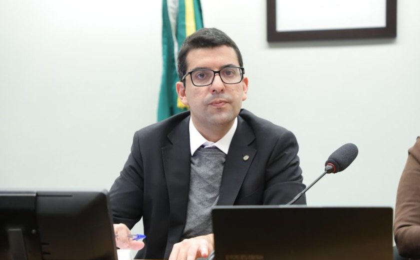 Comissão aprova projeto que fixa multa mínima de R$ 10 mil para crimes contra cães e gatos