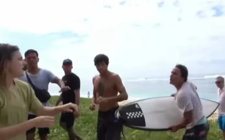Surfista americana agredida por João Paulo Azevedo registra boletim de ocorrência em Bali