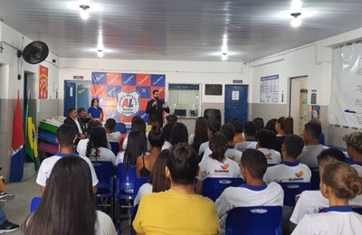 Juiz Wilians Alencar do TJAL palestra sobre atos infracionais em escola pública de Cacimbinhas
