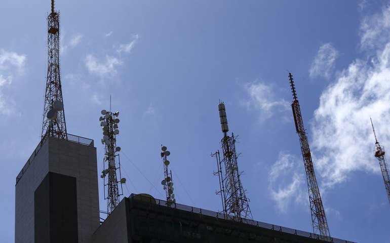 Operadoras têm até 2029 para instalar antenas e liberar o 5G