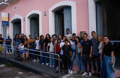 Visita de estudantes à Biblioteca Pública abre Semana da Pessoa com Deficiência na Semed